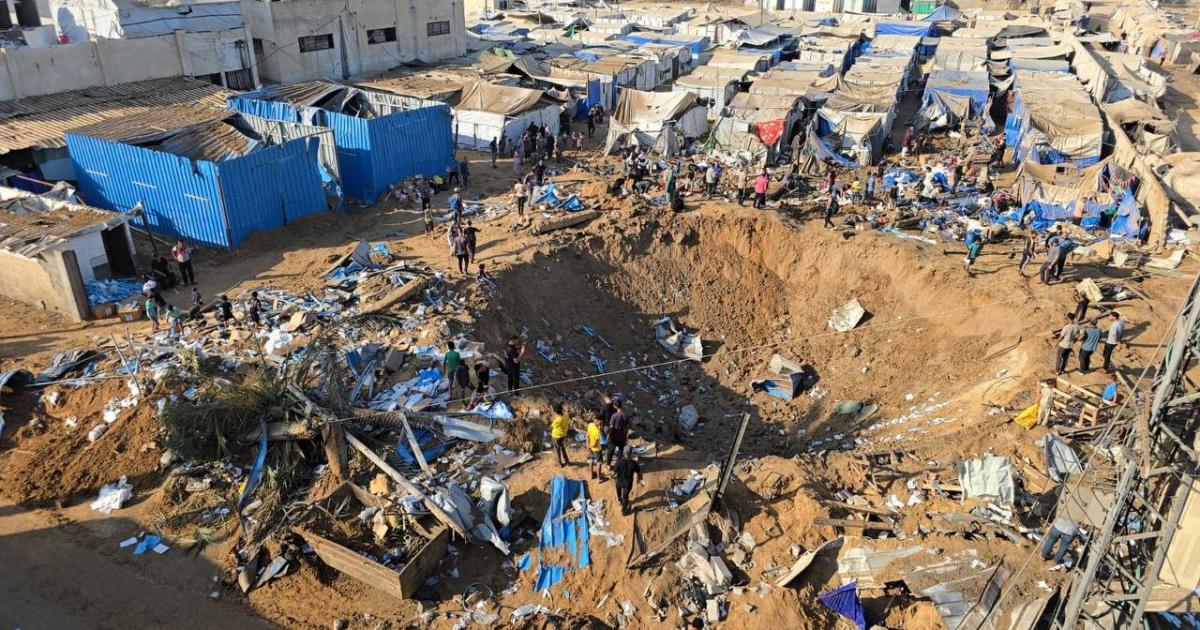 11:17 ص صحة غزة: قصف إسرائيلي يستهدف مخازن الأدوية في مستشفى شهداء الأقصى 