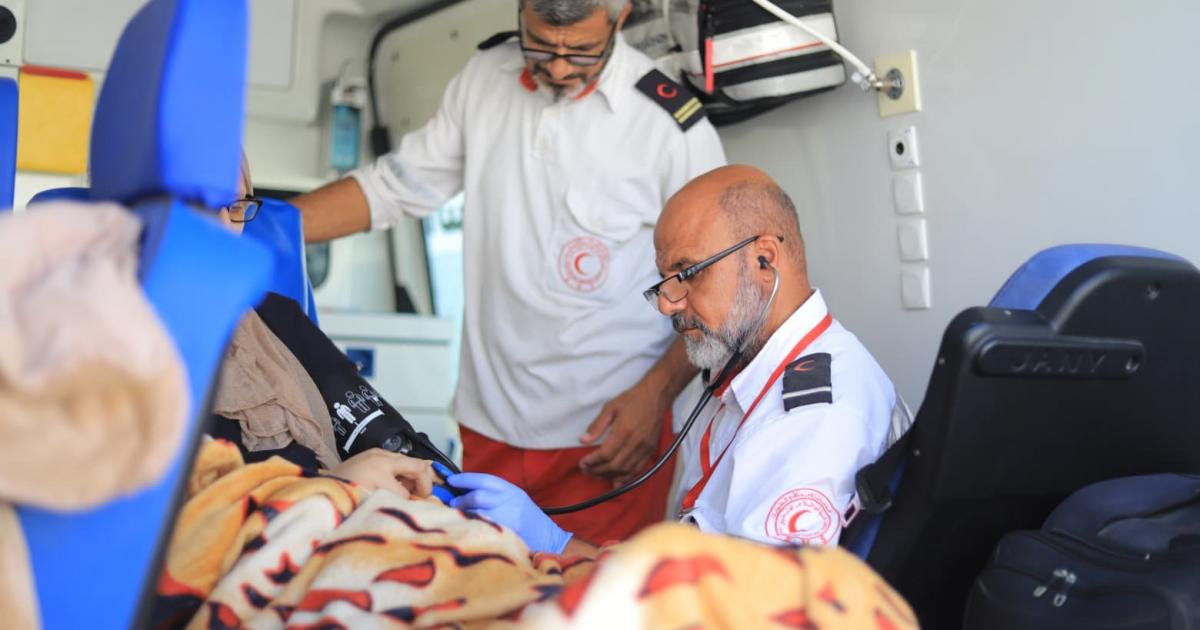 الهلال الأحمر يُجلي 38 مريضًا من غزة للعلاج في الخارج عبر معبر رفح