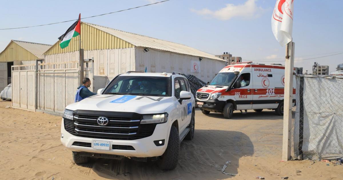 12:03 م الهلال الأحمر يشارك في إجلاء 82 مريضاً ومرافقاً للعلاج خارج غزة عبر معبر رفح