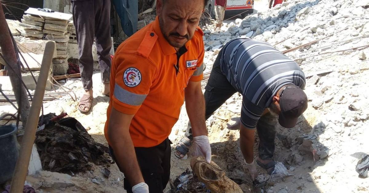 بالصور: غزة: انتشال رفات شهيد مجهول الهوية من منطقة بلوك (ج) في خانيونس