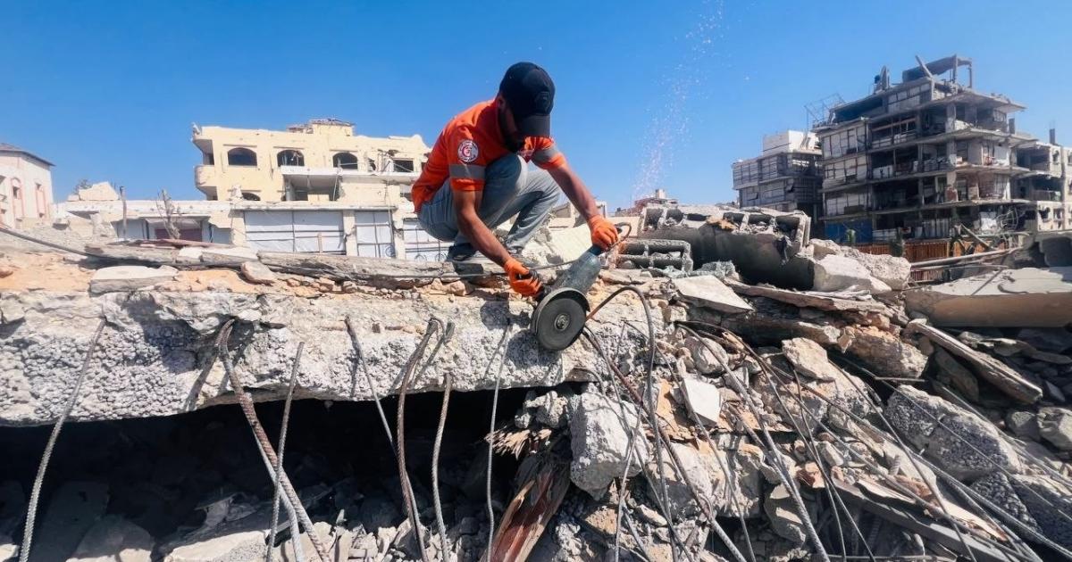 بالصور: الدفاع المدني ينتشل جثامين 19 شهيداً من تحت أنقاض منزل بغزة