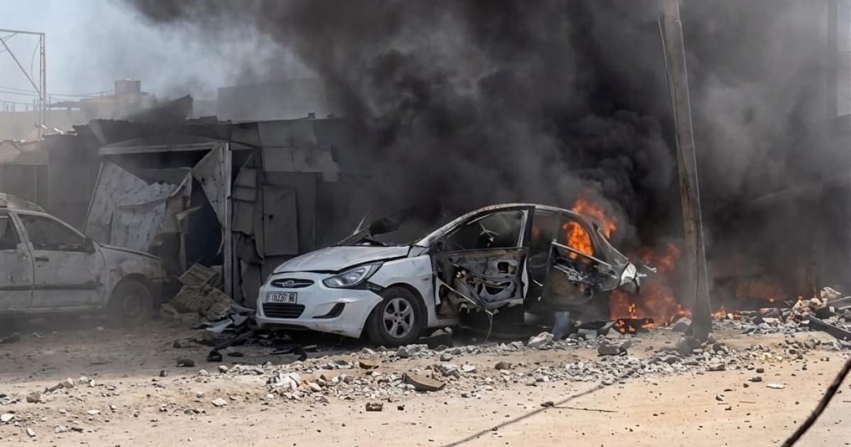 محدث: شهيدان ومصابون جرّاء غارة إسرائيلية على مركبة في شارع الرشيد غرب غزة