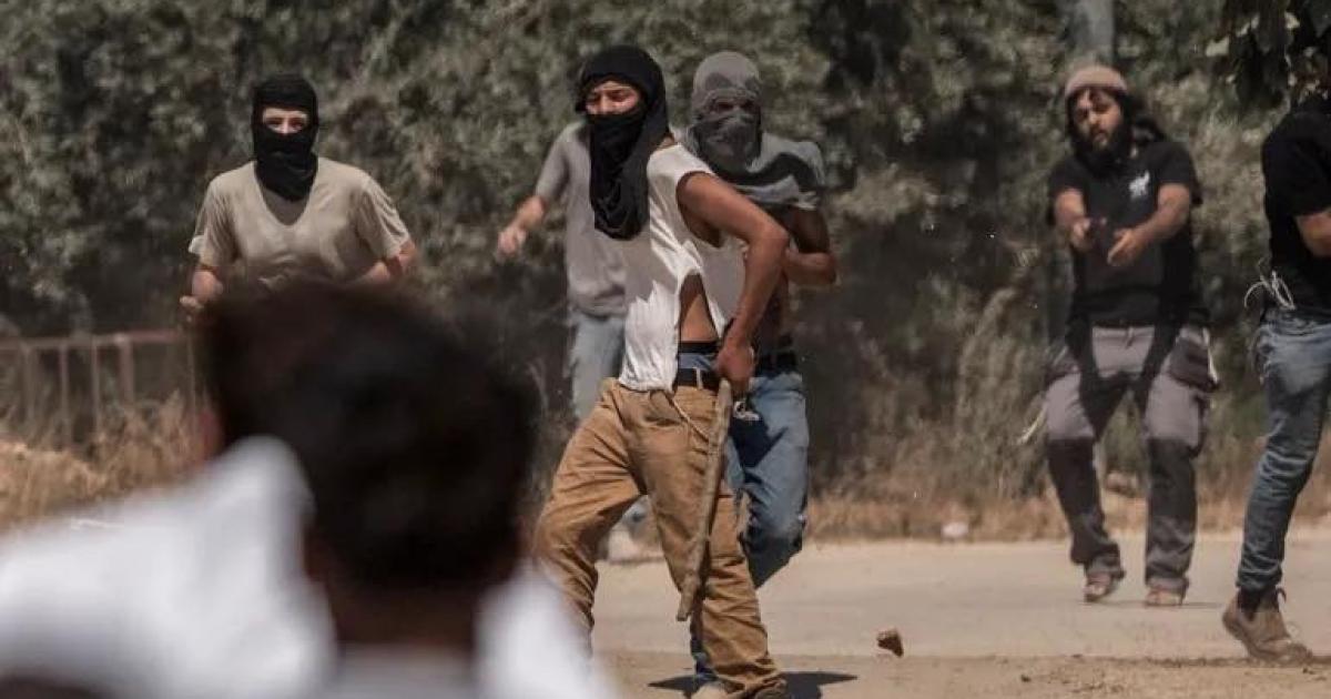 إصابات وإحراق مساكن في هجوم للمستوطنين على الطوبا جنوب الخليل