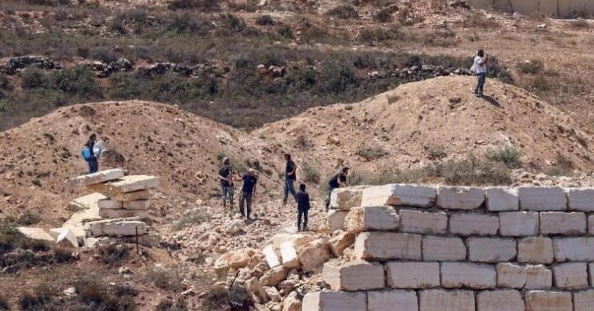 فلسطيني من قصرة: مستوطنون خنقوني وحاصروا زوجتي وأطفالي