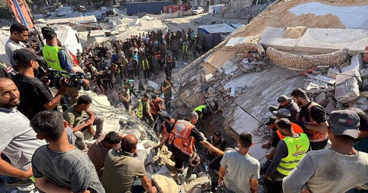 21 شهيدا وعشرات المفقودين في انهيار عمارة سكنية تؤوي نازحين غرب غزة