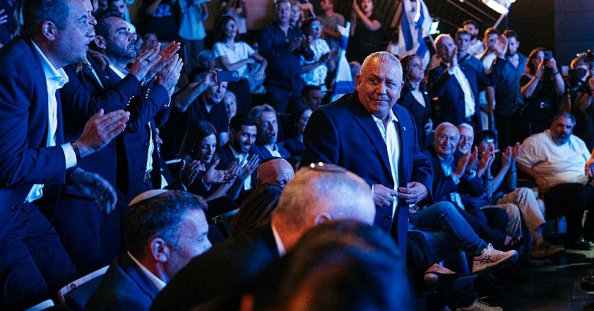 استطلاع: آيزنكوت يتصدر بـ23 مقعدًا ومعسكر نتنياهو عند 50