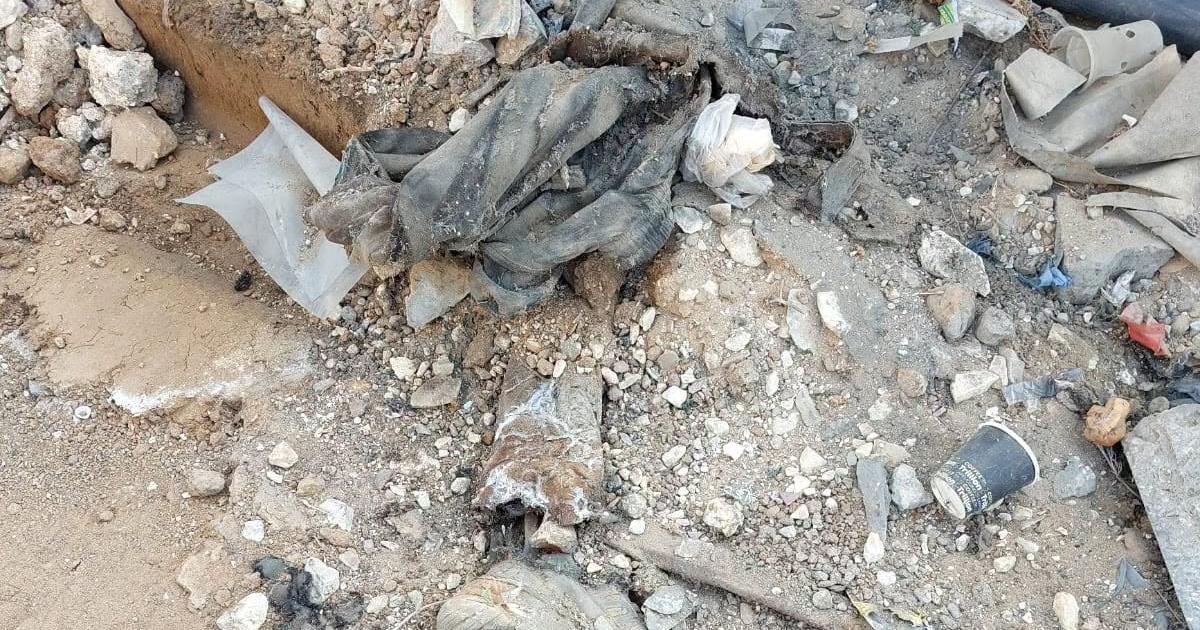 شاهد: بلدية غزة تعثر على جثمان شهيد بملابس شتوية في شارع الرشيد