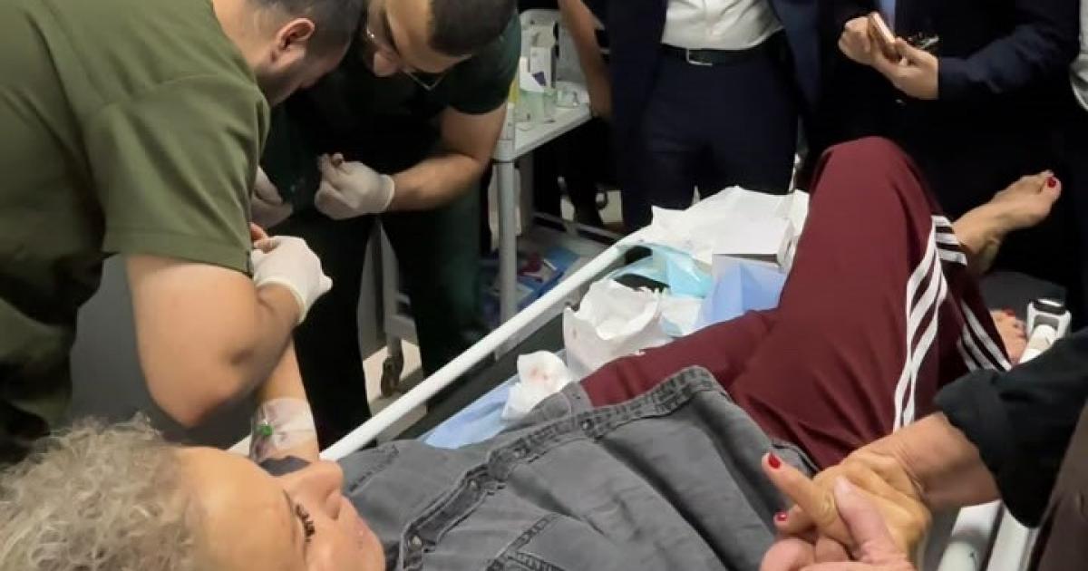 مدير عام الشرطة الفلسطينية يعود صحفية أميركية أصيبت باعتداء المستوطنين