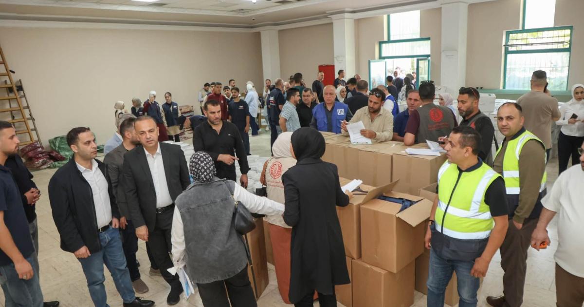 بالصور: محافظة الخليل تبدأ توزيع الدفعة الأولى من المساعدات على العائلات المتضررة