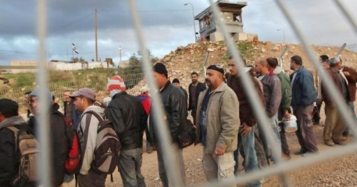 إسرائيل تقرر السماح للعمال الفلسطينيين بالعودة للعمل في مستوطنات الضفة