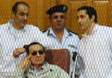 مبارك ونجلاه أثناء محاكمتهم