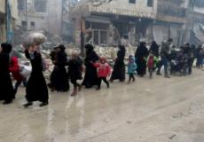 سوريون فارون من القتال الدائر في حلب.