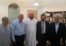 الوفد مع القيادي بالحركة محمد نزال