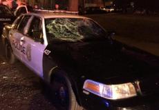 سيارة تابعة للشرطة إثر مهاجمتها من المتظاهرين