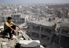 فلسطيني يجلس على أنقاض منزله بالشجاعية