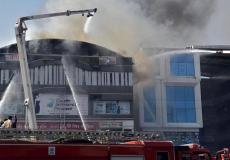 محاولة إطفاء الحريق الذي شب في مبنى بمدينة سورات الهندية