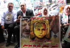 والدة الأسير كريم يونس