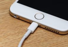 صورة أرشيفية لهاتف محمول من نوع " أي فون"