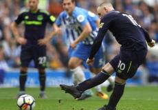 واين روني أثناء تسديد ركلة الجزاء