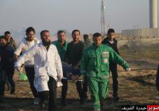 الطواقم الطبية تتعامل مع احدى اصابات مسيرات العودة شرق غزة