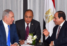 الرئيس المصري عبد الفتاح السيسي مع رئيس الوزراء الإسرائيلي العام الماضي -ارشيف-