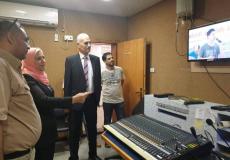 حمد تتفقد مقر فضائية فلسطين في غزة