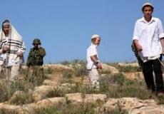 مستوطنون يعتدون على أراضي مزارعين - أرشيفية