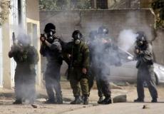 جنود الاحتلال الإسرائيلي يطلقون قنابل الغاز - أرشيفية