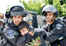 جنديان إسرائيليان يعتقلان طفل فلسطيني
