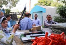 المحافظ يسلم أدوات قطف الزيتون