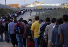 عمال فلسطينيون على الحواجز الإسرائيلية بانتظار المساح لهم بالدخول إلى مواقع عملهم