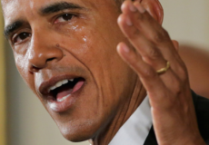 أوباما لم يستطع حبس دموعه خلال خطاب في البيت الأبيض
