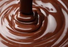 قيامك بشرب كوب من الشوكولاتة الساخن  قد يعادل في أضراره تناول كيس من المقرمشات
