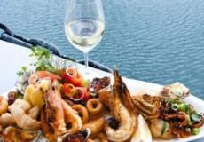 تناول مطرب الراب الأسترالي كمية كبيرة من الماكولات البحرية قبل الفرار تهربا من سداد الفاتورة