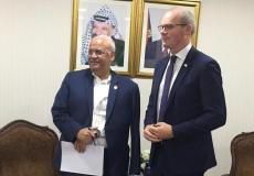 لقاء صائب عريقات وزير خارجية إيرلندا سيمون كوفني