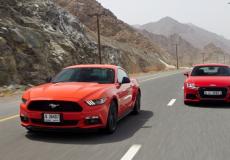 شاب يلقي زميله من السيارة