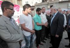 هنية يقدم واجب العزاء لوالد الأطفال