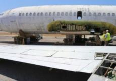 فنيون ألمان يفككون الطائرة قبل شحنها