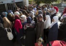 مواطنون فلسطينيون أمام وزارة الداخلية الاسرائيلية بالقدس