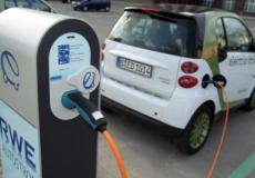 سيارة في محطة للشحب الكهربائي في برلين - أرشيف.