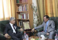 عضو اللجنة التنفيذية لمنظمة التحرير الفلسطينية أحمد مجدلاني خلال لقاء جمعه مع سفير روسيا الاتحادية لدى فلسطين حيدر أغانين 