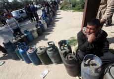 مواطن في أحد محطات تعبئة الغاز -تعبيرية-