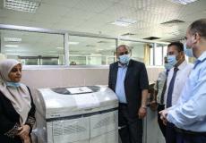 اتحاد لجان الرعاية الصحية يسلم مجمع ناصر لاطبي جهاز الفحص المخبري