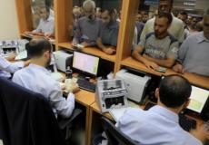 صرف رواتب موظفي غزة -ارشيف-