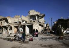 عائلة سورية على انقاض منزلها المدمر