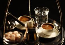 كاس الماء مع القهوة