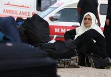 سيدة تنتظر السفر على معبر رفح