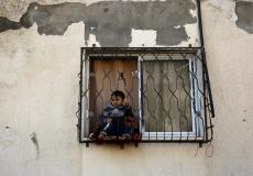 طفل بغزة ينظر لجنازة شهيد