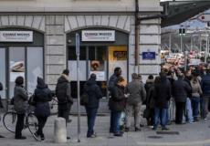 طابور أمام أحد مصارف تحويل العملات في جنيف