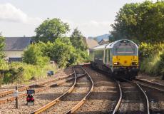 شاهد سقوط طفل من والده على القضبان لحظة عبور القطار